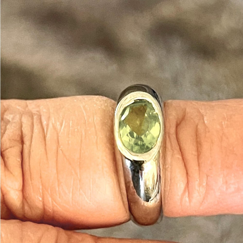 Preowned .925 Peridot ring